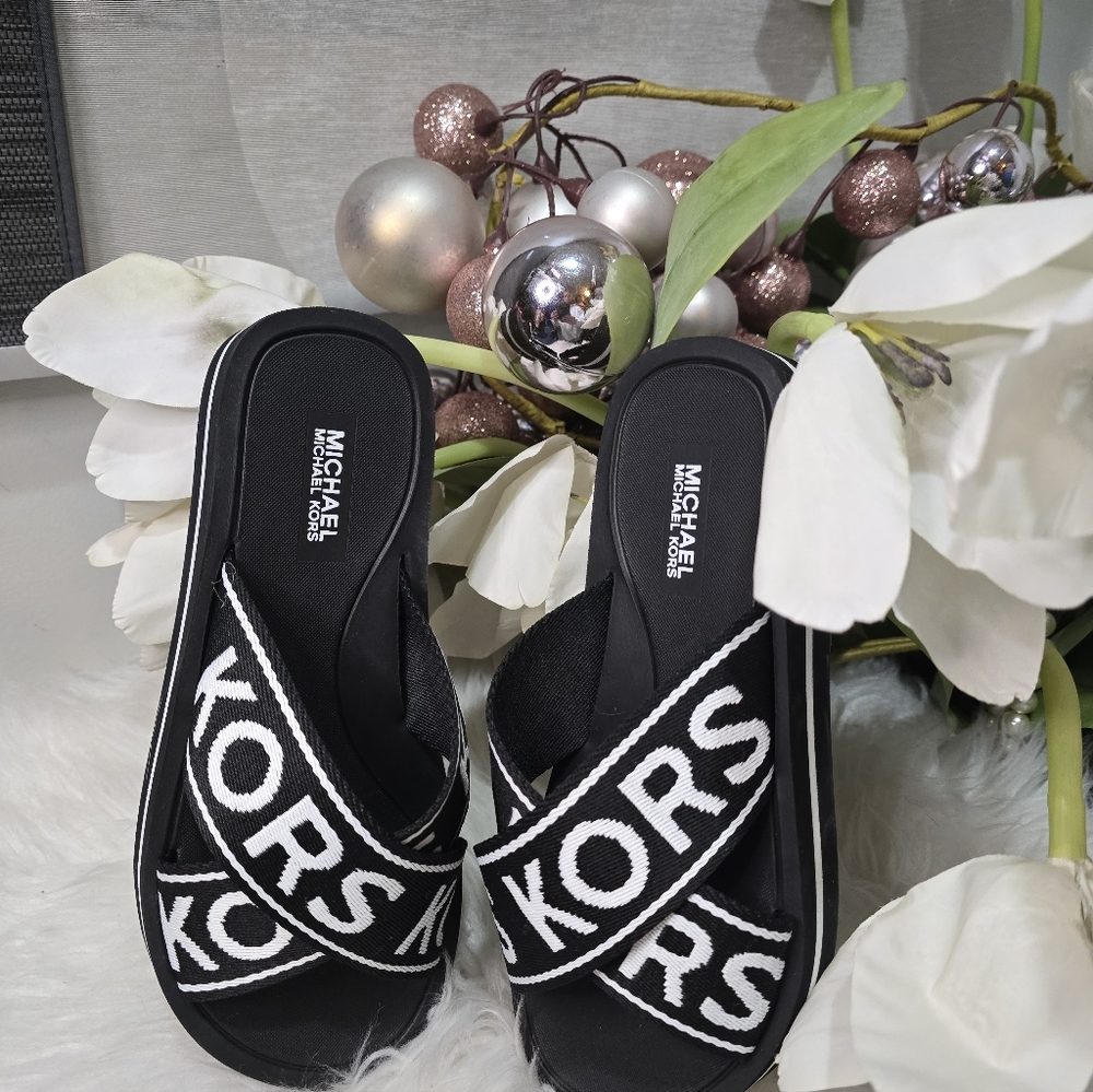 Michael Kors womens slides Color:black/whiteBrand new - Picture 2 of 6